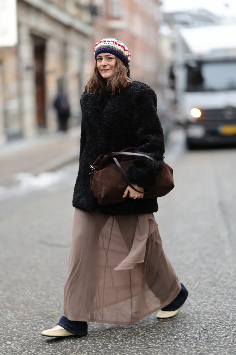 Se ven en tonos clásicos como el Mocha Mousse —color estrella de 2025— y en opciones claras como Cloud Dancer, el blanco elegido por Pantone como tono clave de 2026.