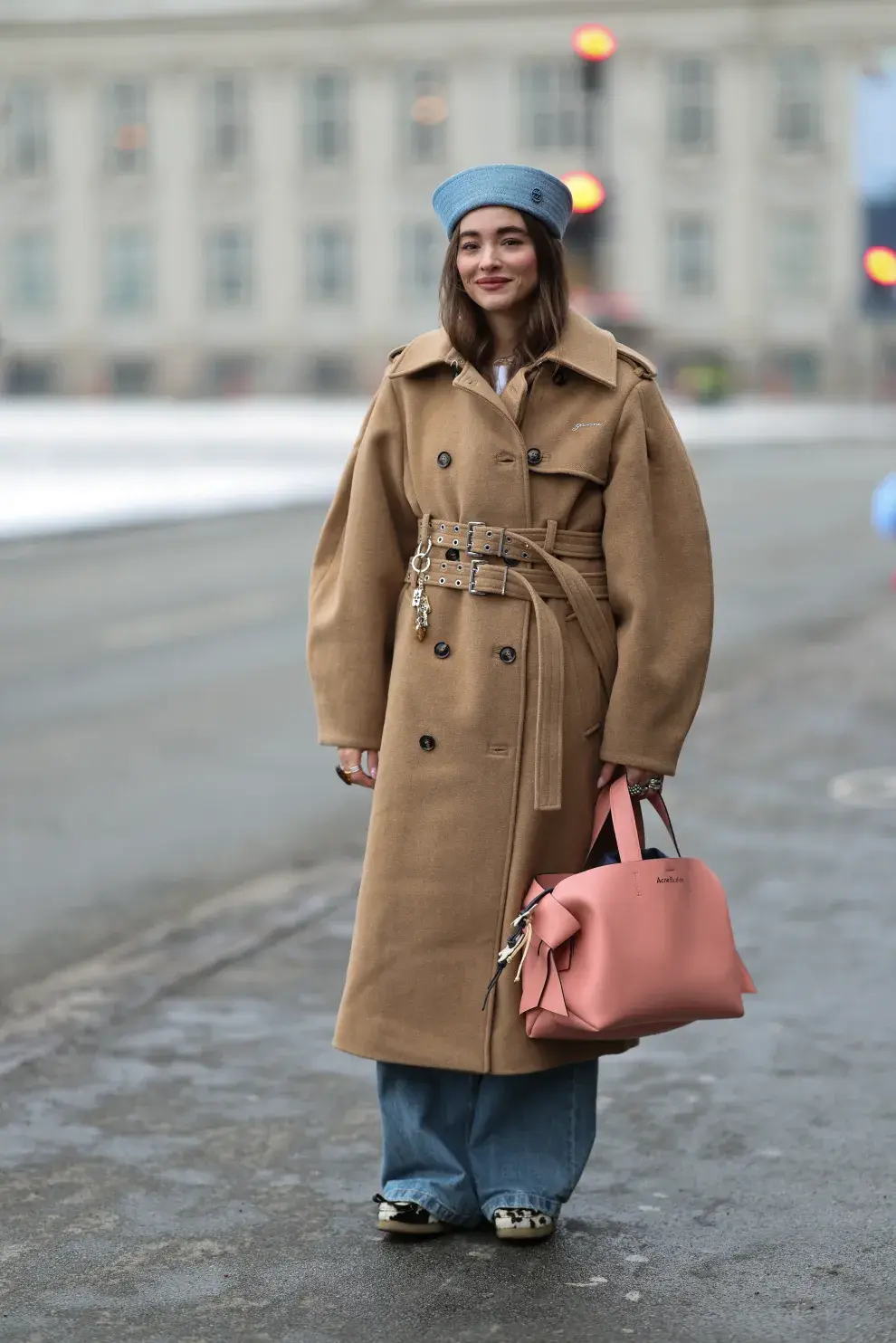 El street style funciona como un auténtico laboratorio donde conviven la funcionalidad escandinava, la creatividad y un sentido de la moda que parece effortless, aunque esté cuidadosamente pensado.