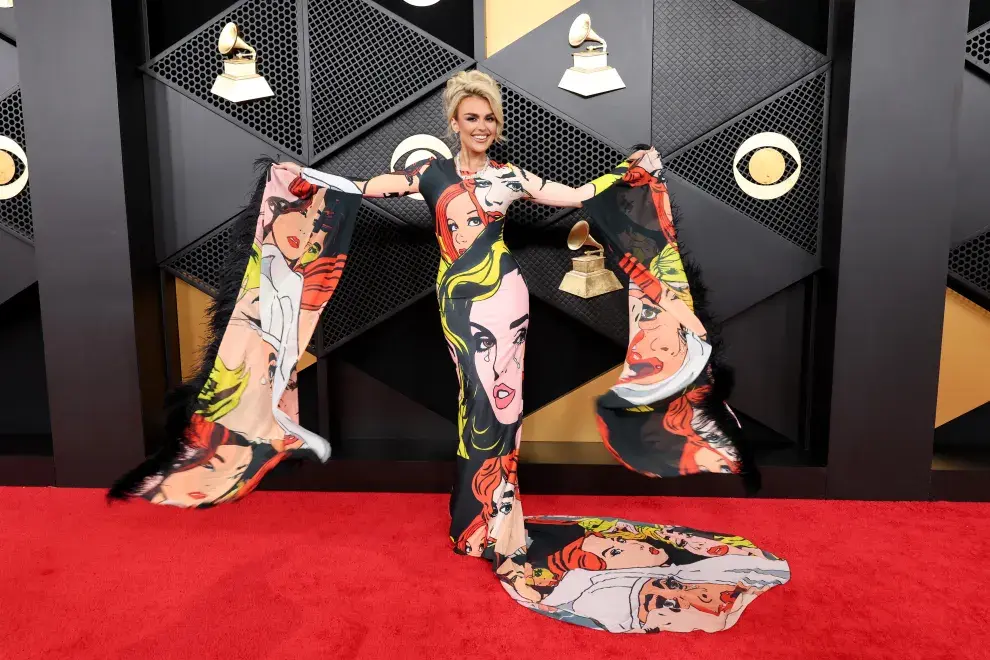 Tallia Storm en la alfombra roja de los Grammy 2026.
