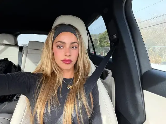 1. La vincha retro: el accesorio noventoso que vuelve con todo