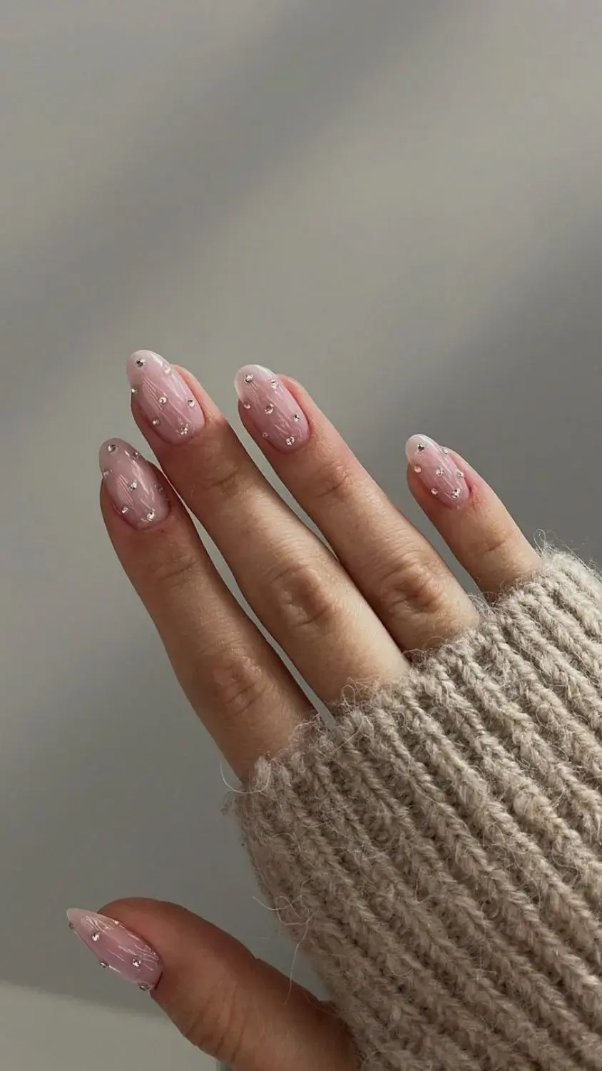 Uñas para Carnaval 2026: 10 ideas con brillo sutil para hacer en casa
