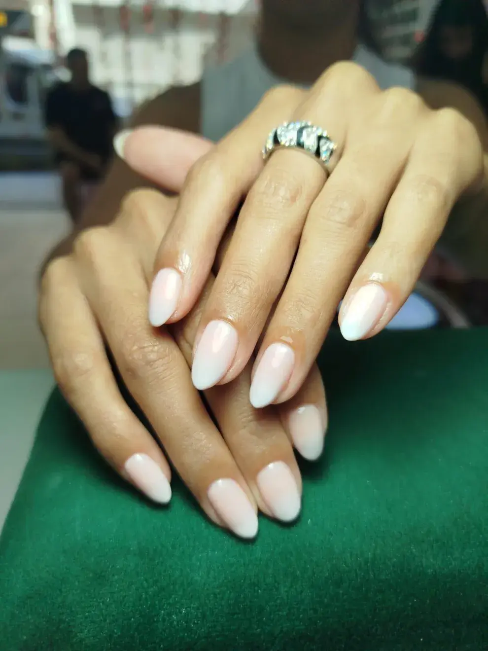 Uñas con esmalte semipermanente