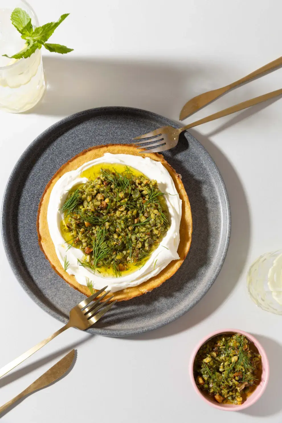 Fainá con gremolata de pistachos y arvejas