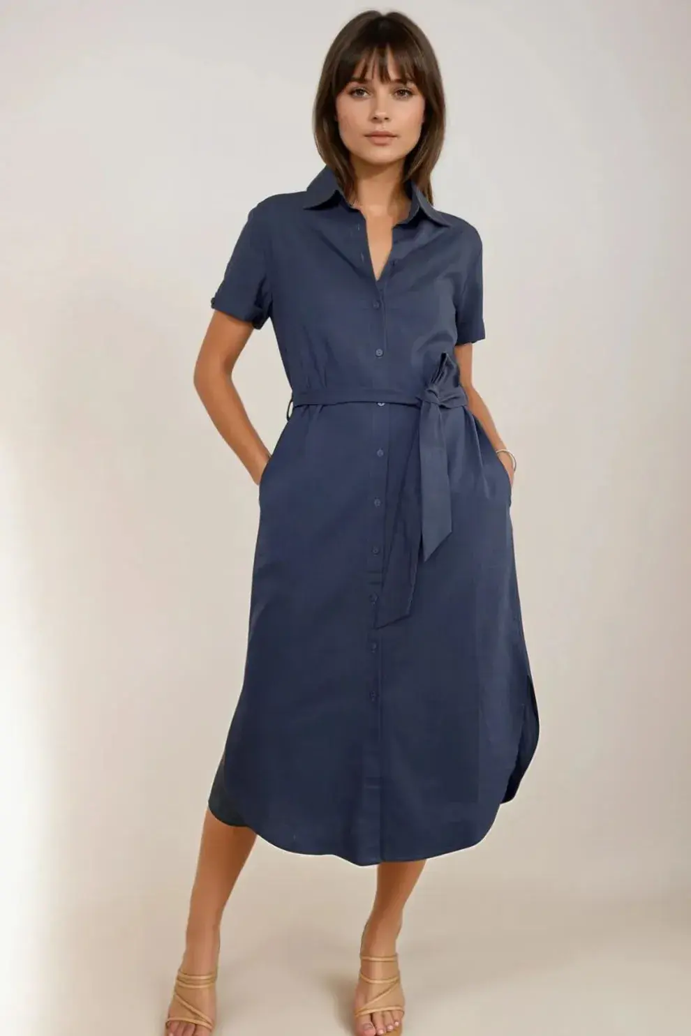 Foto de mujer con vestido camisero.