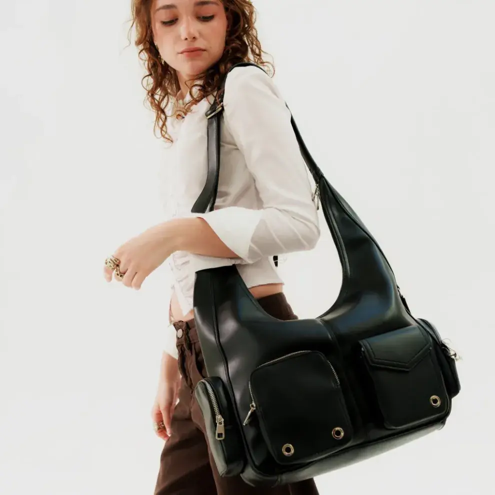 Si te gustan los bolsos repletos de bolsillos, este diseño es ideal (LÁZARO LAZARO $99.900)