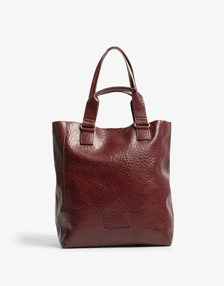 El borgoña es uno de los colores que será tendencia este invierno (ISADORA $ 69.900)