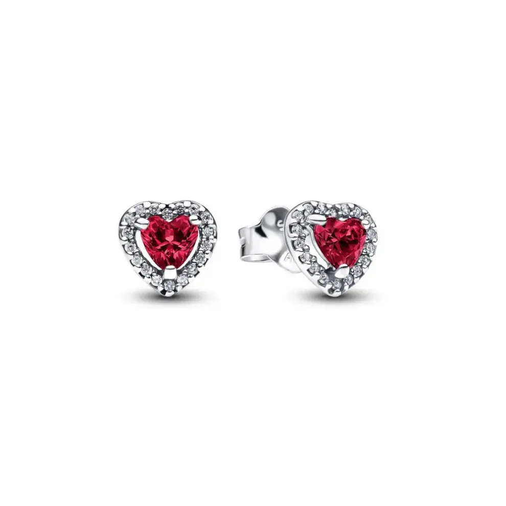  Estos aros de plata esterlina se venden por pares y tienen una piedra central roja con forma de corazón. (PANDORA $194.000)