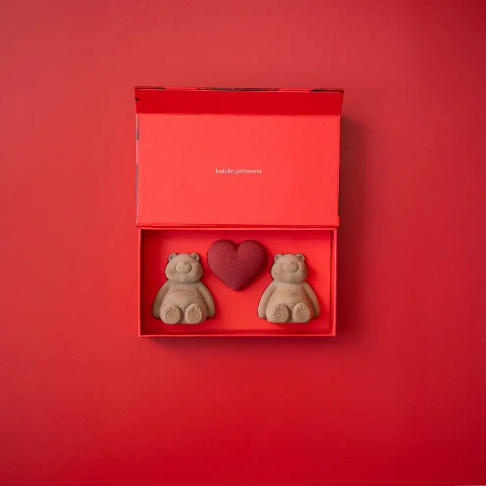 Corazón de chocolate con leche, relleno de pasta de pistachos y praliné de pistachos. (BETULAR $58.000)