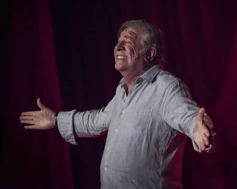 Buenas palabras es el nuevo unipersonal de Arturo Puig en el que recorre las lecturas que marcaron su memoria: poemas, relatos, letras de canciones, cartas y fragmentos teatrales se encadenan en un espectáculo dinámico