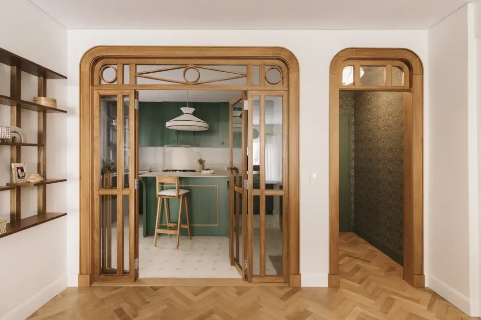 “La cocina tiene un guiño Art Déco y establece un diálogo entre lo antiguo, a través de la madera, y lo contemporáneo, dado por sus curvas y contracurvas”, explica la arquitecta. Camila Monge.