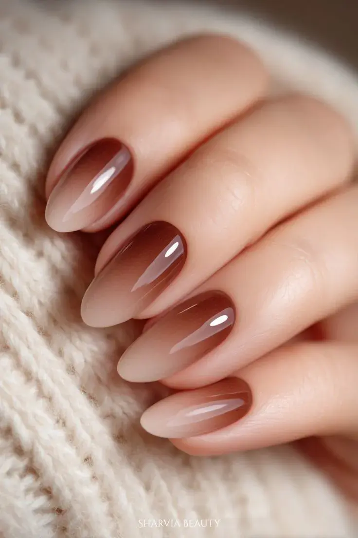 Funciona igual de bien con un manicure nude discreto como con un diseño más atrevido.