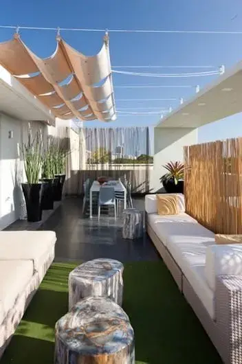 Las pérgolas con toldos permiten abrir o cerrar según el clima, protegiendo las plantas en días de lluvia y dejándolas respirar cuando sale el sol.