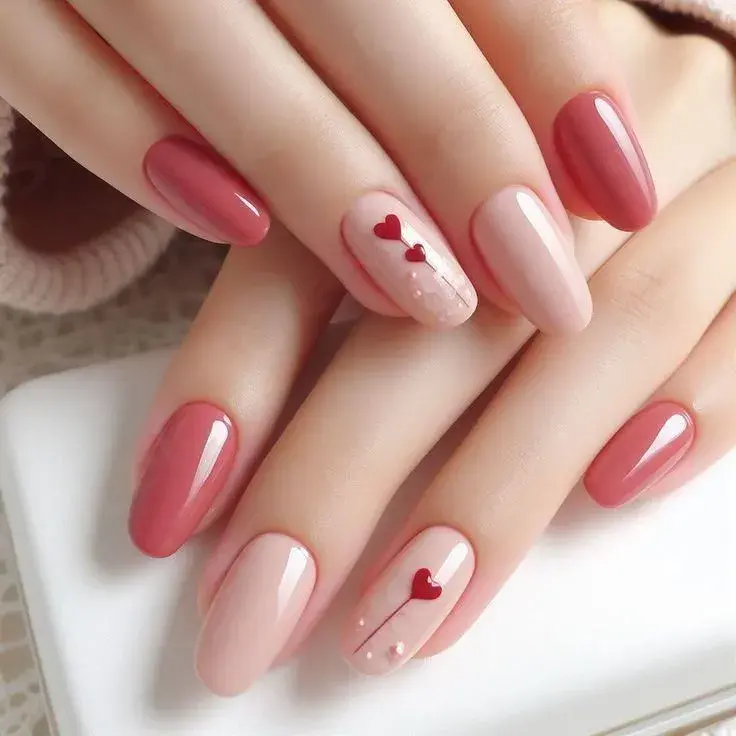 Funciona igual de bien con un manicure nude discreto como con un diseño más atrevido.