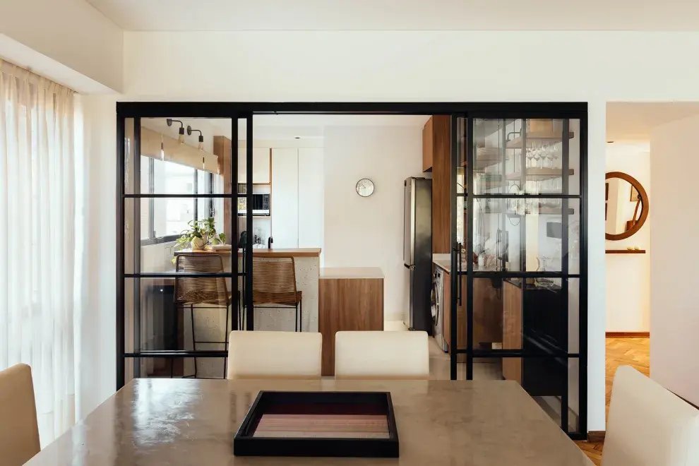 La arquitecta Gisela Literas lideró la obra que modificó la circulación y abrió la cocina hacia el living-comedor y el hall gracias a cerramientos transparentes.