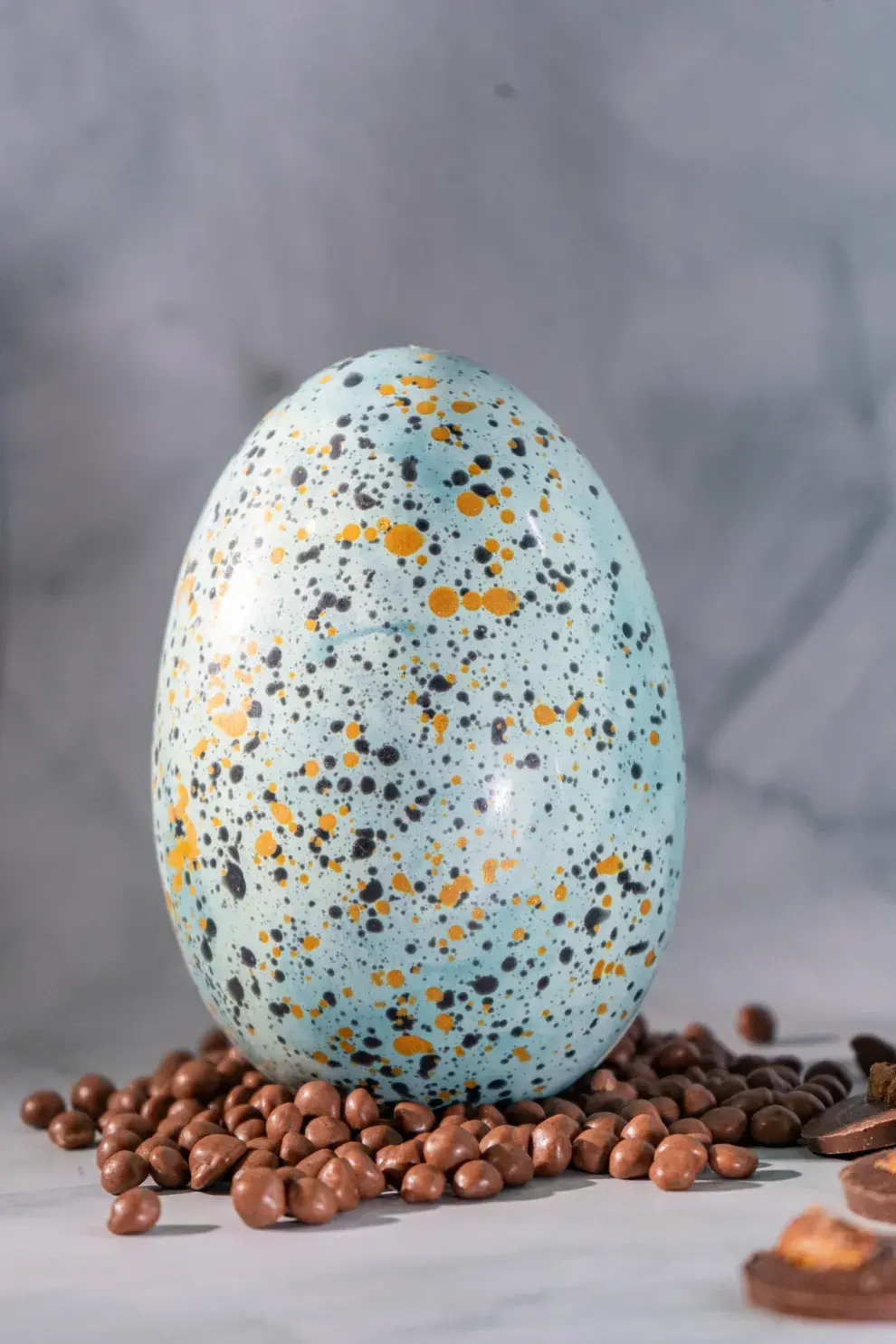 PUROCACAO presenta su colección artística MAR, con huevos inspirados en formas marinas y pintados a mano