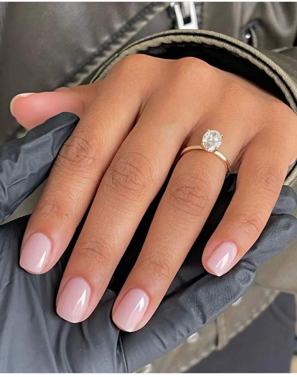 Cómodas, versátiles y con un aire minimalista, dejaron atrás la idea de que solo las uñas largas pueden ser protagonistas.