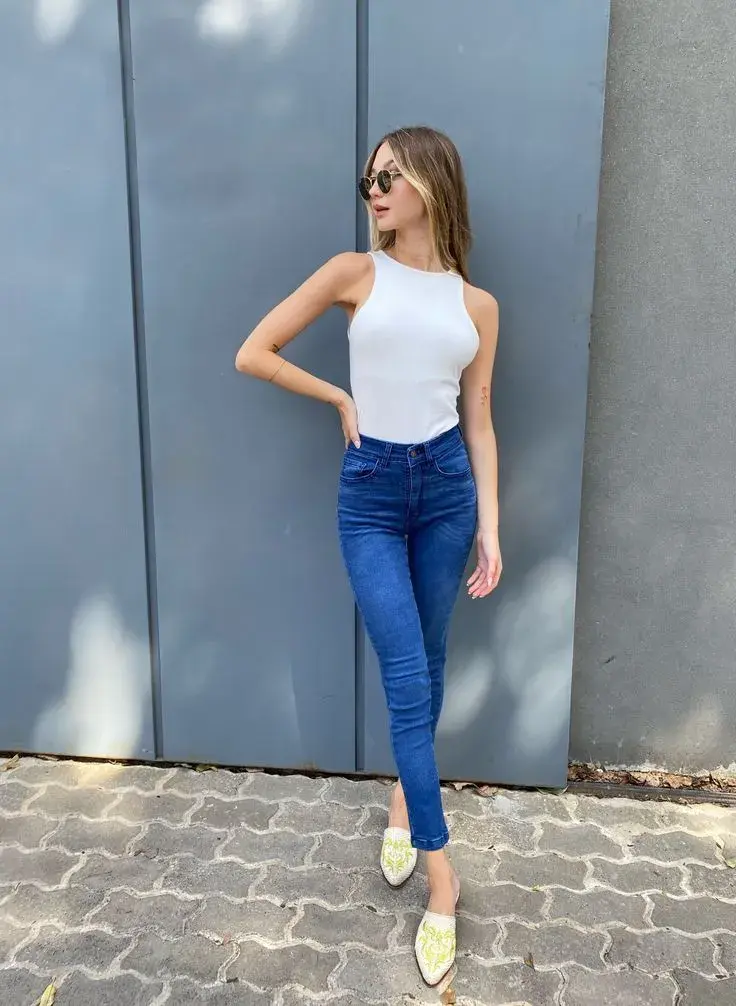 . Este tipo de jean funciona tanto en looks informales como en estilismos más pulidos: con un blazer estructurado para la oficina