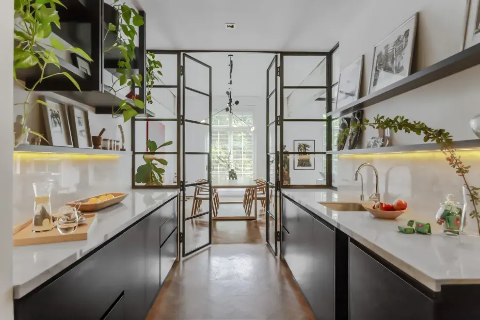 Unificar ambientes e integrar circulaciones priorizando la vista al verde fue la consigna del arquitecto Lucas Terra Brandes quien junto a  Agustina Scaglia reformuló su departamento con vista a Plaza San Martín. 