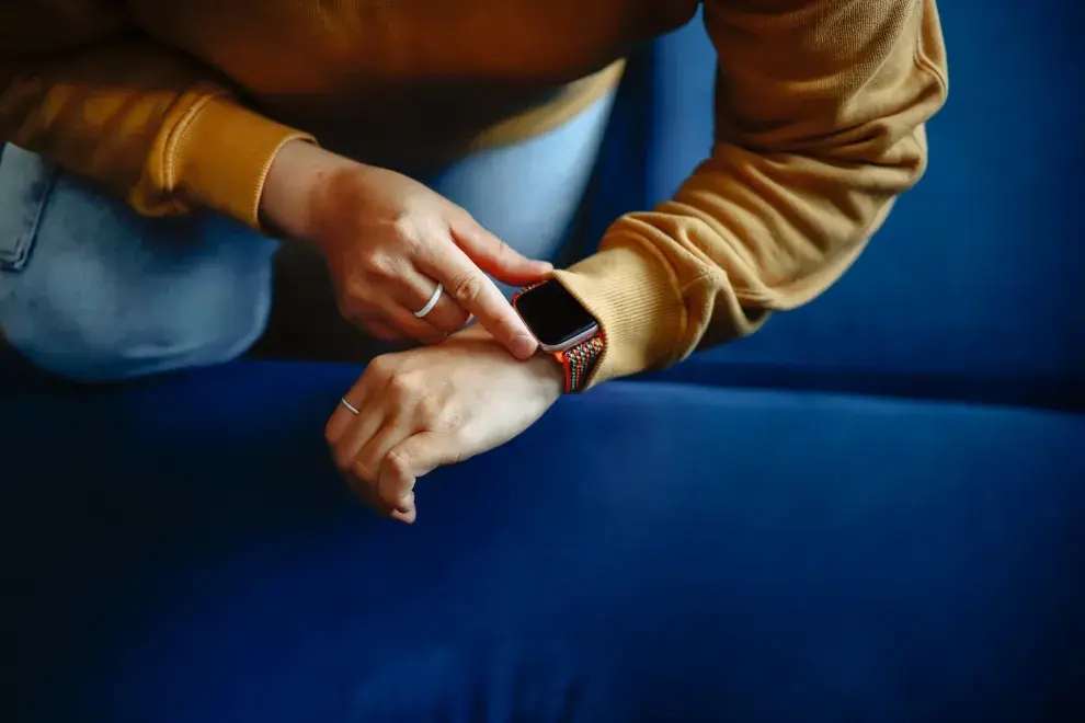 Foto de mujer mirando la hora.