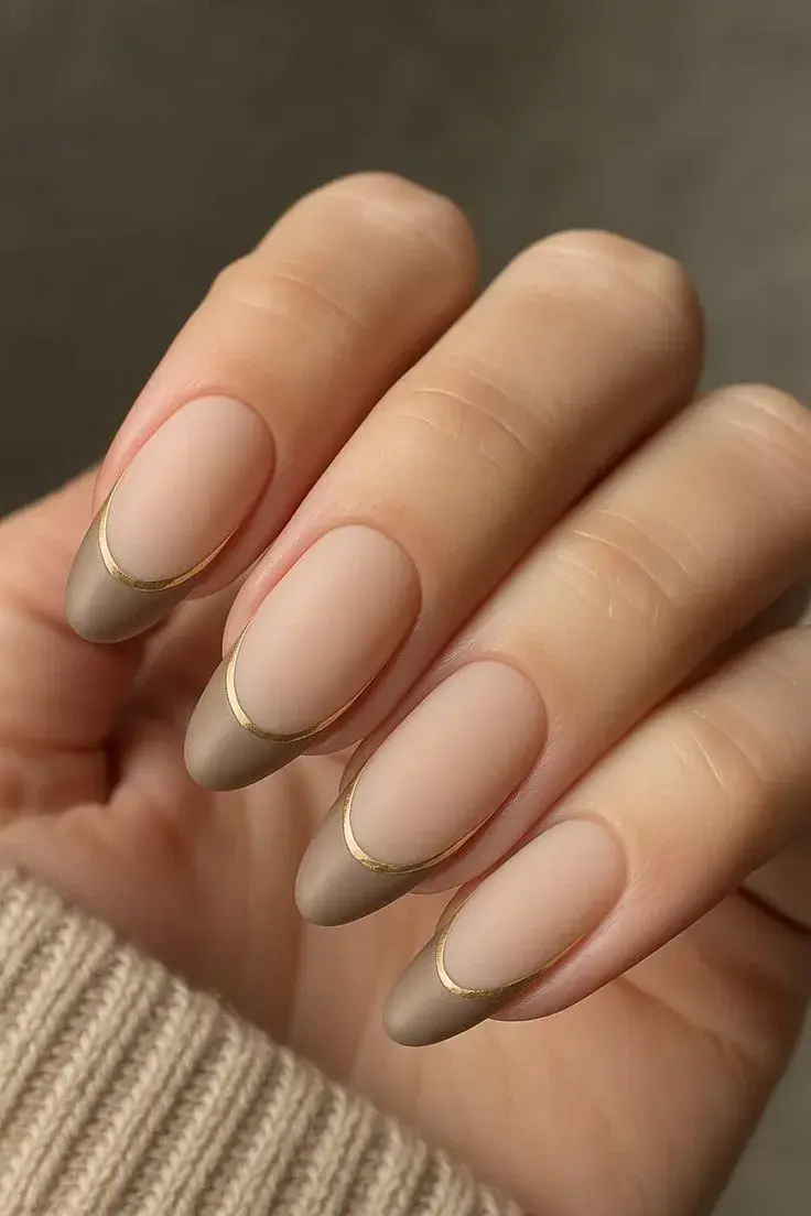 Para que el diseño se mantenga impecable, aplicar una capa de “top coat” cada pocos días, hidratar las cutículas y proteger las uñas durante las tareas diarias son pasos esenciales.