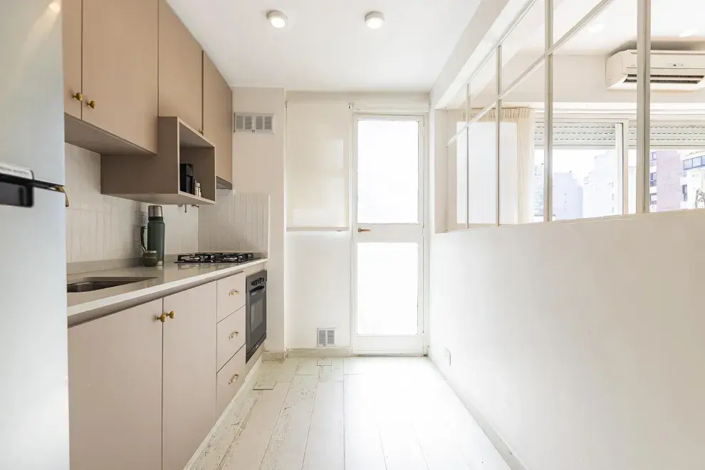 Un departamento pequeño con cocina independiente, pero integrada.