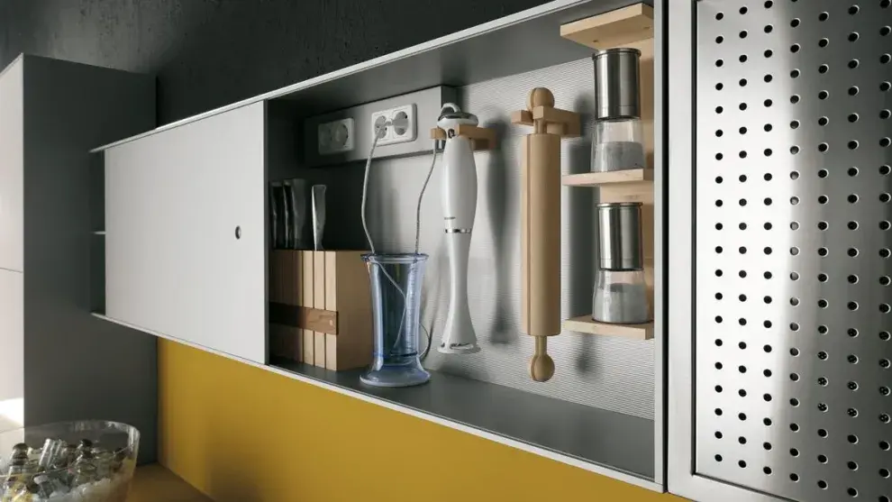 Heladeras, hornos y lavavajillas integrados al mueble o detrás de puertas son clave para lograr el efecto “invisible”.