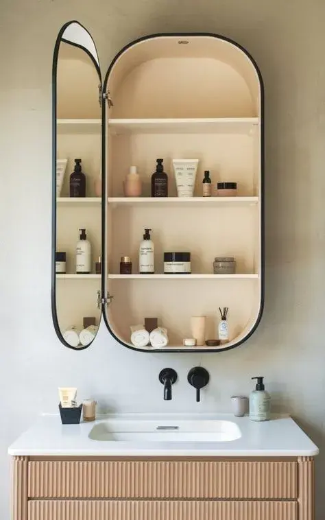 Dosificadores de jabón, bandejas, porta cepillos o cestos de fibras naturales aportan textura y coherencia visual.