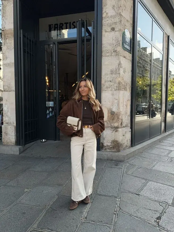 Lejos de ser todos iguales, los jeans ofrecen múltiples posibilidades según su tonalidad. Más que sumar prendas, la clave está en aprender a combinarlas mejor.