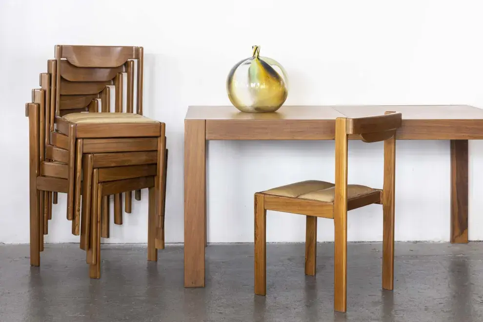 Mesa y sillas apilables de Ricardo Blanco para la firma Stilka de Ceilina Castro, vidrio de Estudio CH.