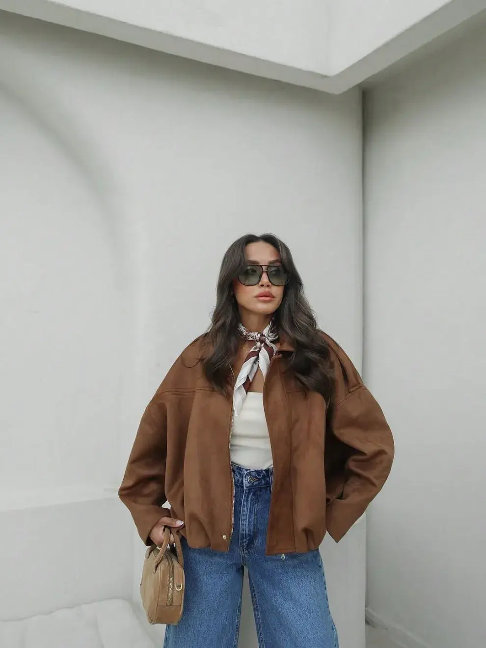 Tendencias de otoño: el abrigo de gamuza que vuelve con todo y promete ser el protagonista de la temporada