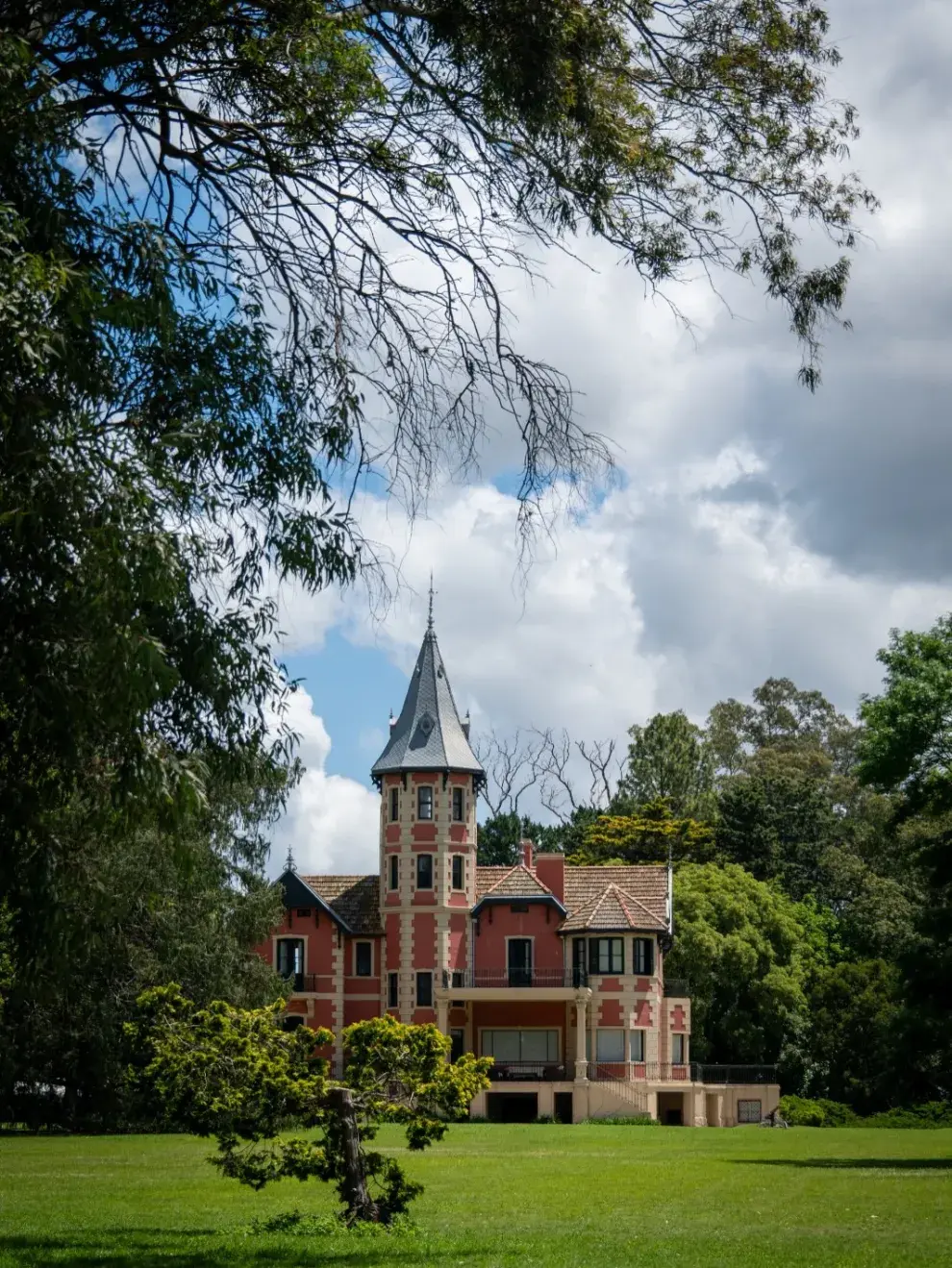 Se trata de Estancia La Raquel, un predio histórico que combina arquitectura de inspiración europea, paisajismo y propuestas recreativas para pasar el día al aire libre.
