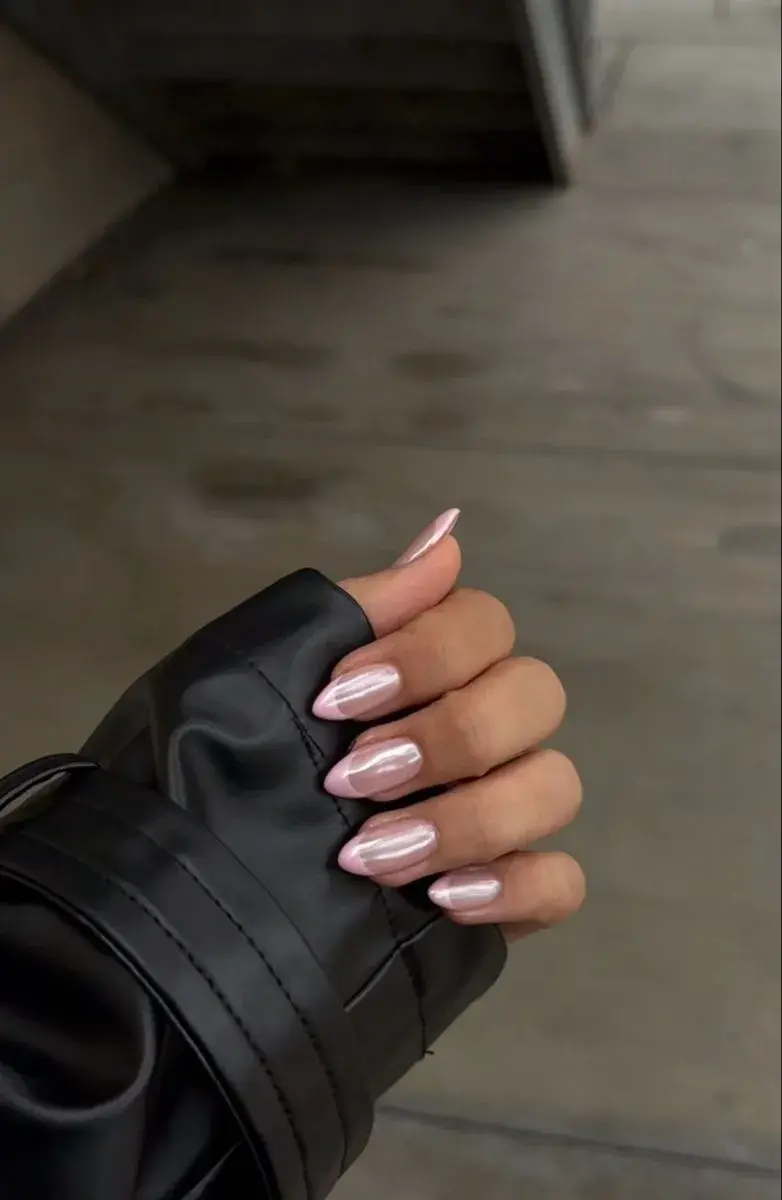 Modernas y llamativas, estas uñas logran transformar incluso los diseños más simples en un gesto sofisticado.