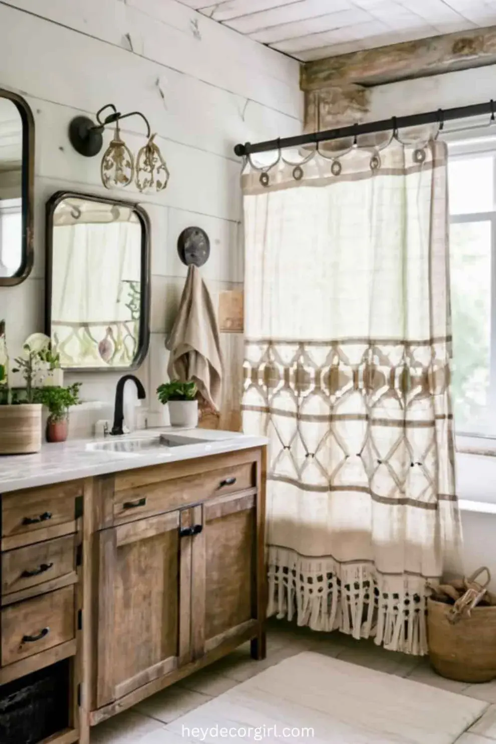 Los textiles y accesorios también juegan su papel: toallas en tonos neutros, alfombras de fibras naturales y cortinas de ducha con estampados geométricos aportan frescura y coherencia visual. 