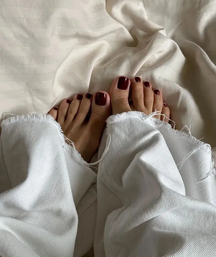 Tendencias en pedicuría 2026: los colores que se deben lucir tus pies este otoño