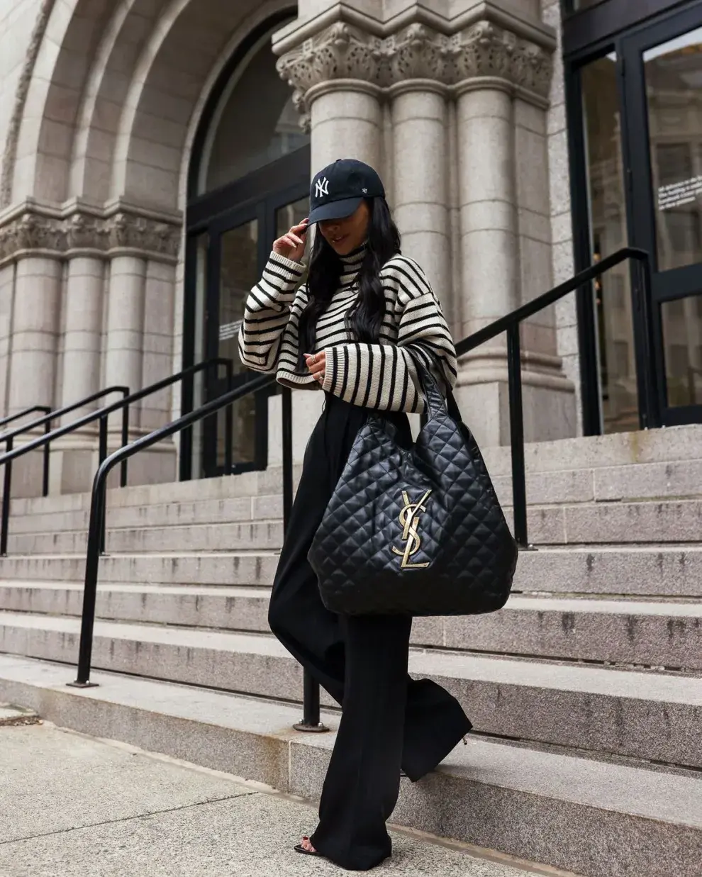 Los bolsos XS —más decorativos que funcionales— ceden terreno frente a modelos de mayor tamaño, pensados para la vida cotidiana.