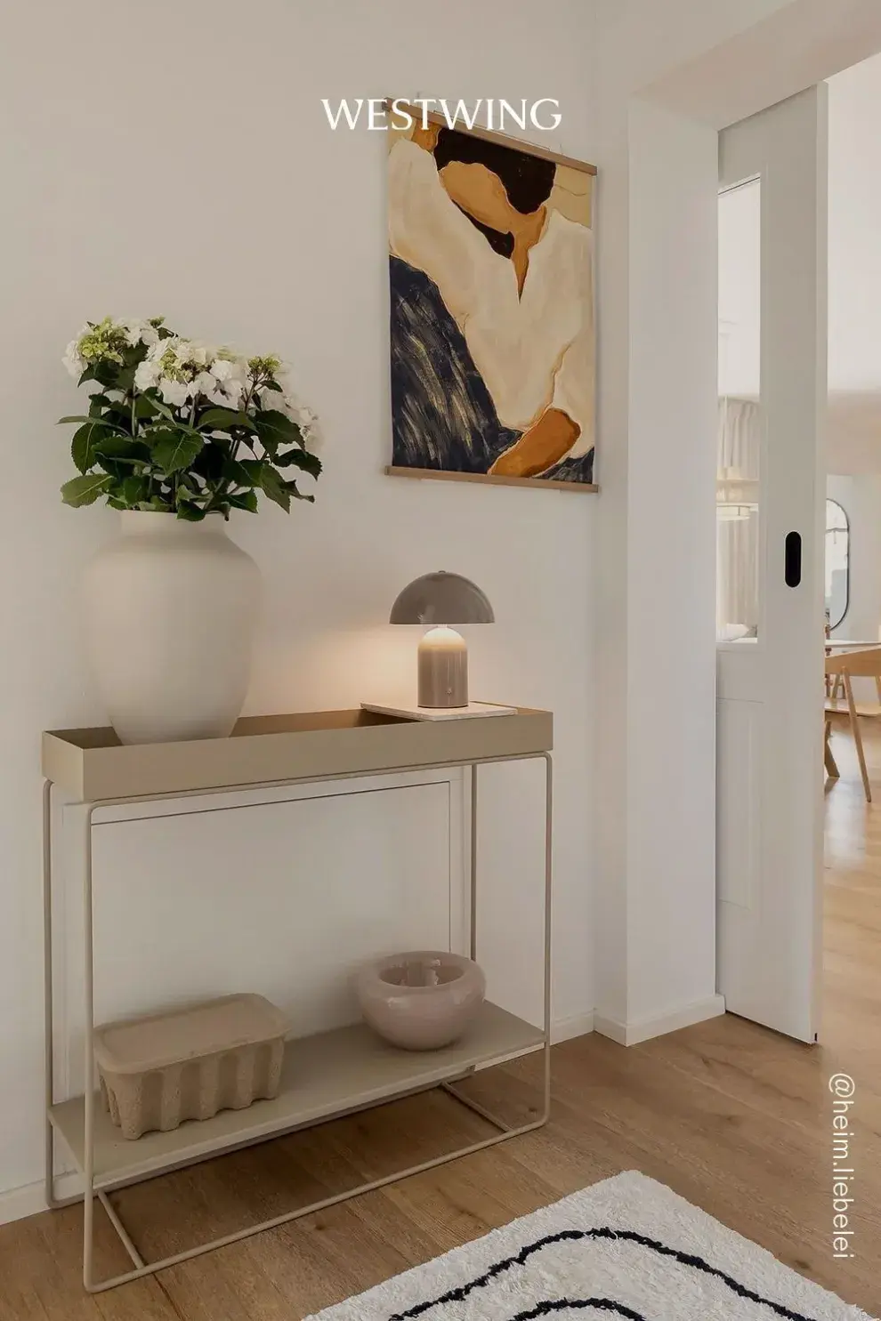 Las consolas angostas o los estantes flotantes permiten sumar superficie de apoyo sin obstaculizar la circulación.