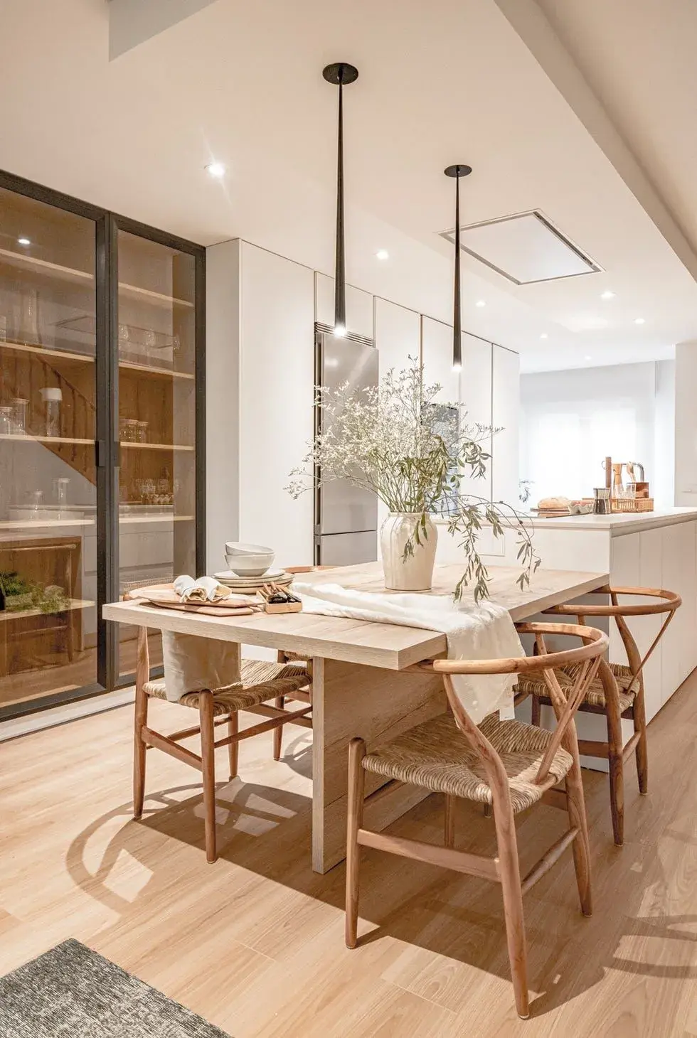 La clave está en trabajar con materiales, iluminación y pequeños recursos de diseño que delimiten el área sin levantar paredes ni perder la sensación de continuidad.