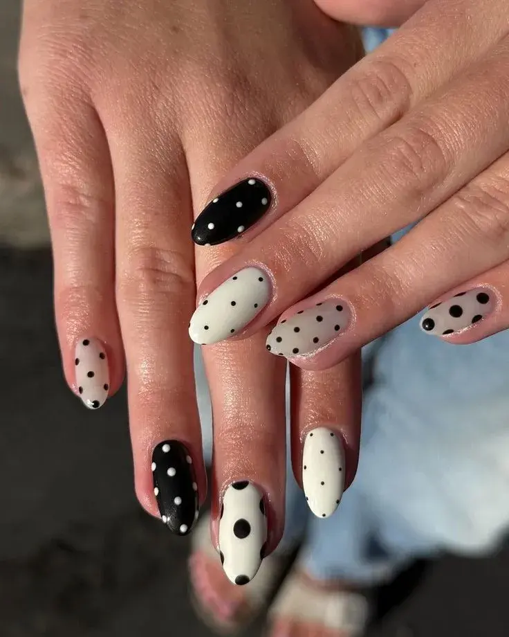 La combinación blanco y negro nunca falla. En el nail art, esta dupla se traduce en un diseño minimalista que resulta moderno y atemporal.