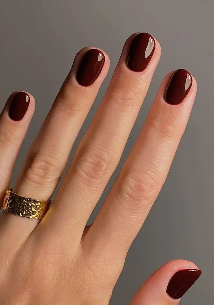 Los tonos intensos como ciruela, verde oliva, azul noche o negro son grandes aliados del otoño.