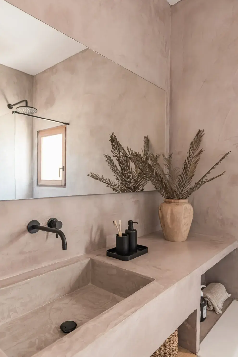 El microcemento es una de las opciones más elegidas cuando se busca un baño sin azulejos.