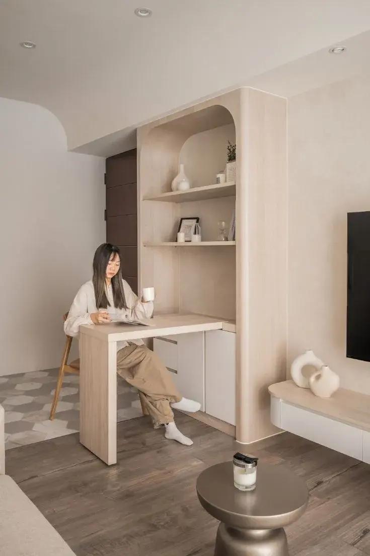 Con muebles inteligentes y algunos aliados tecnológicos, el living puede transformarse según el momento del día sin perder estética.