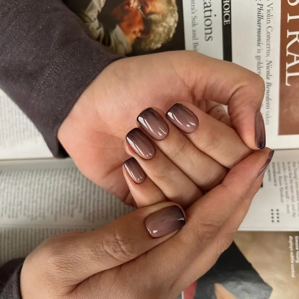 Coffin bronzed nails: así es la manicura minimalista que eleva el nude clásico y conquista el otoño 2026