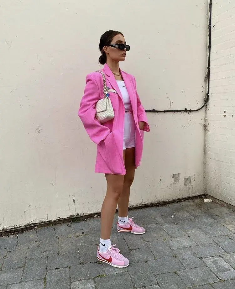 Adiós a la zapatilla blanca: este es el calzado tendencia para la temporada 2026