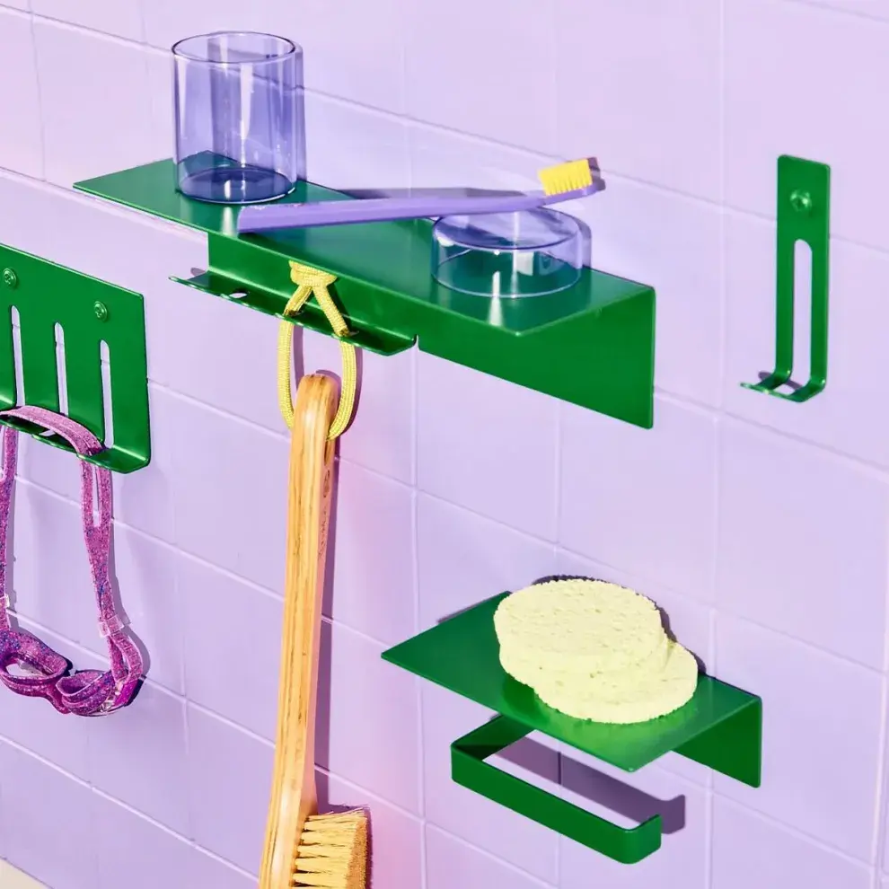 Animate a jugar con el color en los accesorios y portaobjetos del baño.