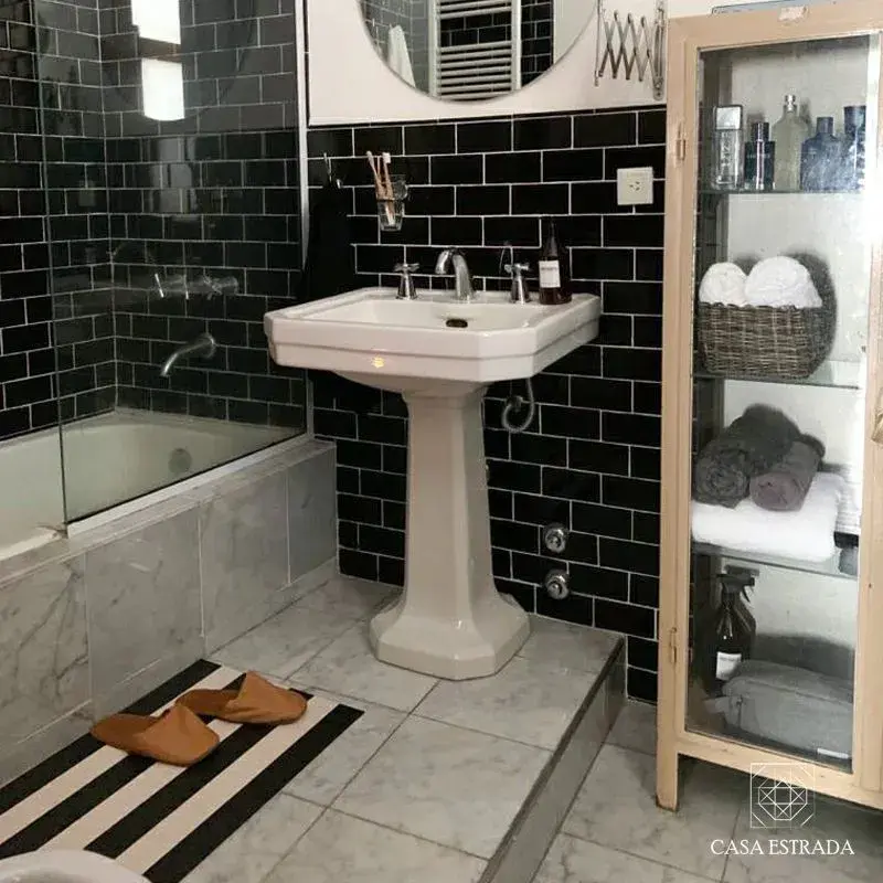 Adiós a la alfombra de baño tradicional: la tendencia superadora de 2026