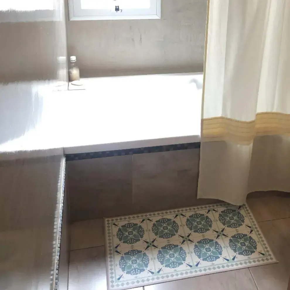 Adiós a la alfombra de baño tradicional: la tendencia superadora de 2026