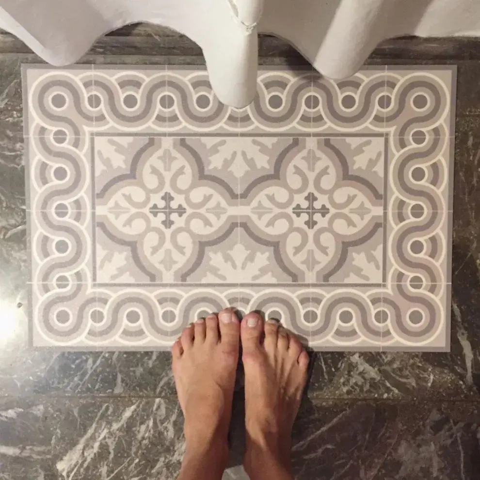 Adiós a la alfombra de baño tradicional: la tendencia superadora de 2026