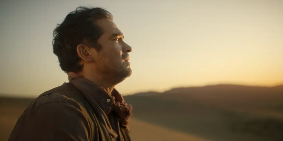 Foto de Alfonso Herrera como Esteban Trueba en La casa de los espíritus, la serie.