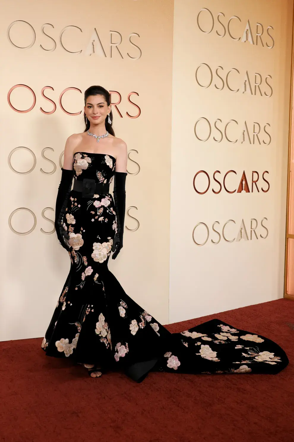 Anne Hathaway en la alfombra roja de los Premios Oscar 2026.