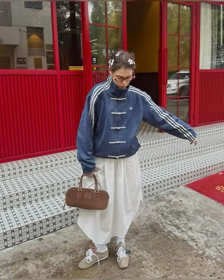 Uno de los grandes responsables de su viralización es el blazer Tang de Adidas, presentado durante la Semana de la Moda de Shanghái.